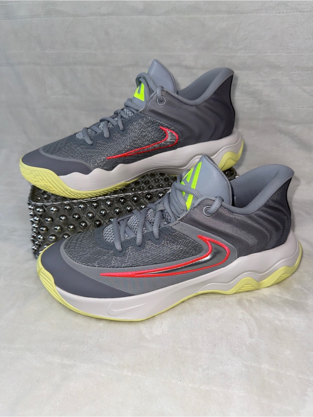 NIKE Giannis Immortality 4 Wolf Grey Sz 7.5M/9W/6Y FQ3680-009 yellow bottom